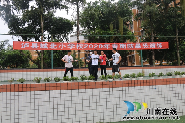 泸县玉蟾街道开展校园反恐防爆演练活动(图1)