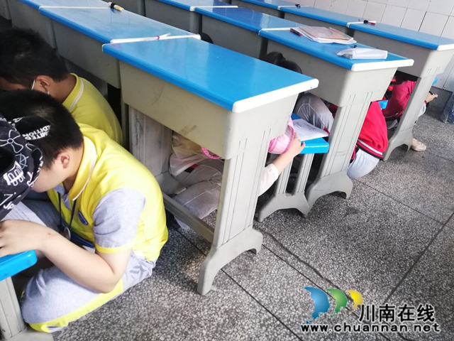 泸县玉蟾街道开展校园反恐防爆演练活动(图4)