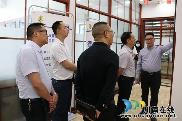 合江县委常委、政法委书记陈文调研律师工作(图2) 合江县委常委、政法委书记陈文调研律师工作(图2)