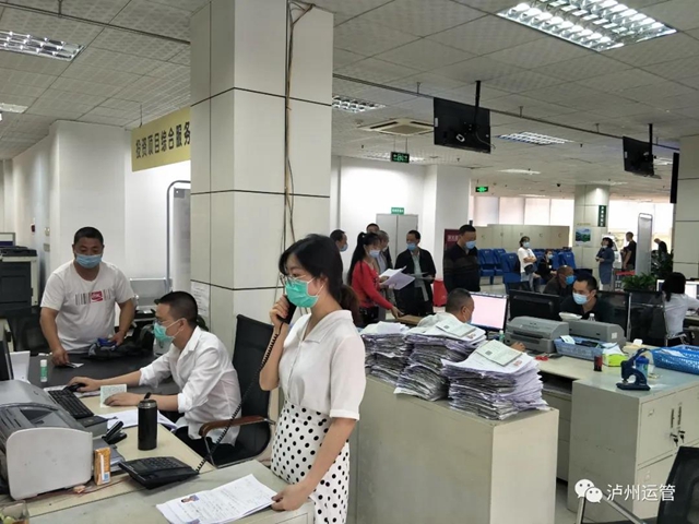 兑现承诺!泸州运管政务窗口从业资格证办理“最多跑一次”(图2) 兑现承诺!泸州运管政务窗口从业资格证办理“最多跑一次”(图2)