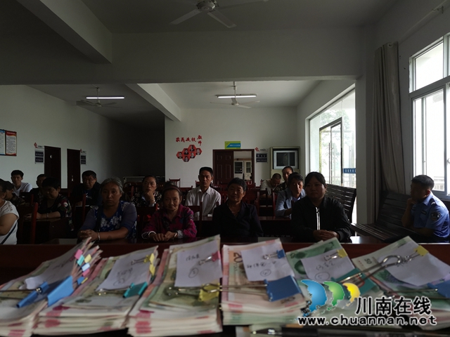 泸县易地搬迁户喜领后续产业分红款(图1)