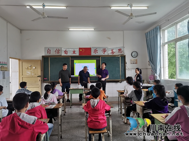 泸县太伏镇：驻村工作队聚焦产业  夯实青桥村脱贫根基(图1)