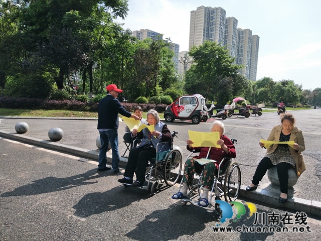 江阳区茜草街道沙坪社区开展居家养老入户调查访民情(图1) 江阳区茜草街道沙坪社区开展居家养老入户调查访民情(图1)