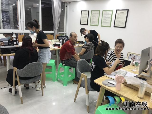 江阳区茜草街道匠心社区新时代文明实践站：“一路上有你•陪伴最长情”婚纱摄影公益圆梦活动(图1)