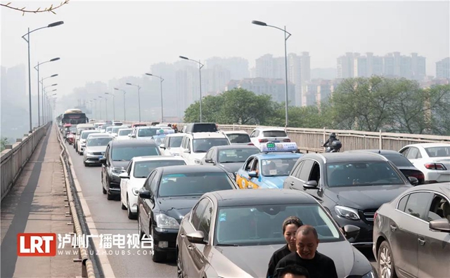 国窖大桥、忠山隧道单双号限行;推行错时上下班…泸州长江大桥即将全封闭施工!来看12个你最关心的问题(图1) 国窖大桥、忠山隧道单双号限行;推行错时上下班…泸州长江大桥即将全封闭施工!来看12个你最关心的问题(图1)