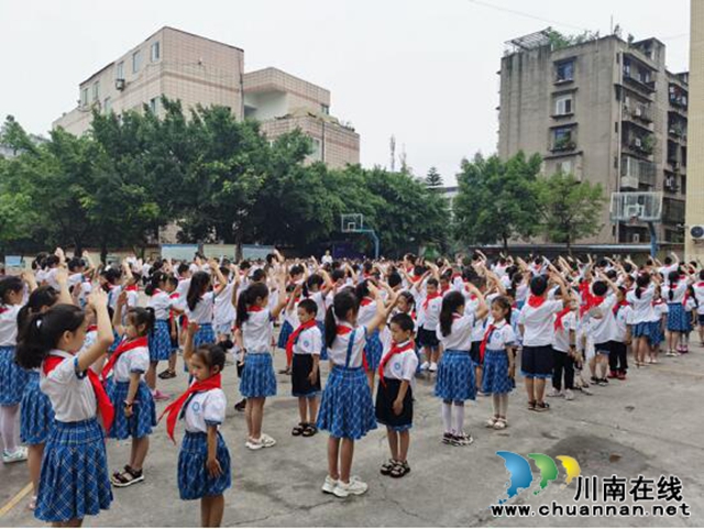 龙马潭区新民小学举行“迎接少代会，争做好队员”新队员入队仪式(图2)