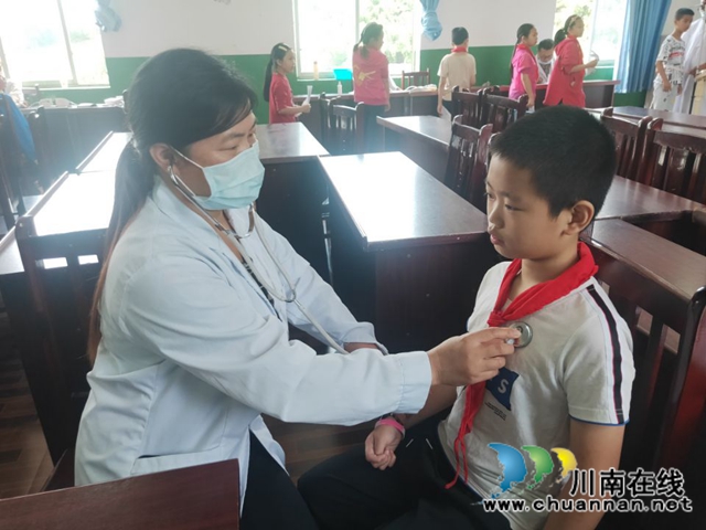 纳溪区天仙镇中心小学开展学生体检活动(图1)