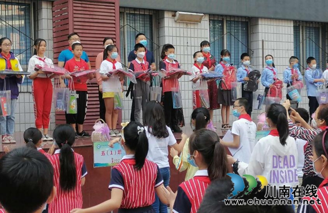 江阳区北城街道对辖区4所学校学生开展“六一”儿童节慰问活动(图2) 江阳区北城街道对辖区4所学校学生开展“六一”儿童节慰问活动(图2)