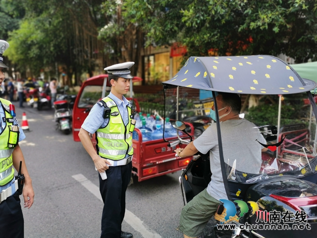 合江交警严查“一盔一带”，助力安全出行(图1)