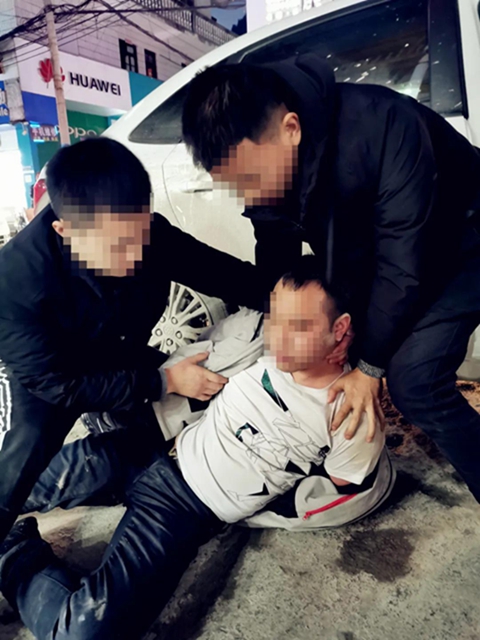 泸州警方破获特大贩毒案，毒贩家中搜出成堆现金毒资！(图9)