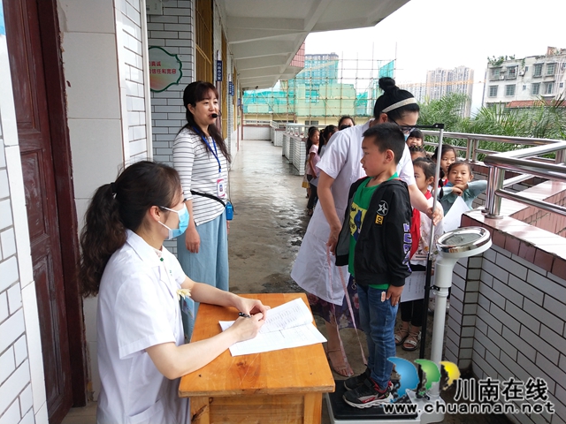 叙永县东大街小学全体学生享受国家免费健康检查(图1)