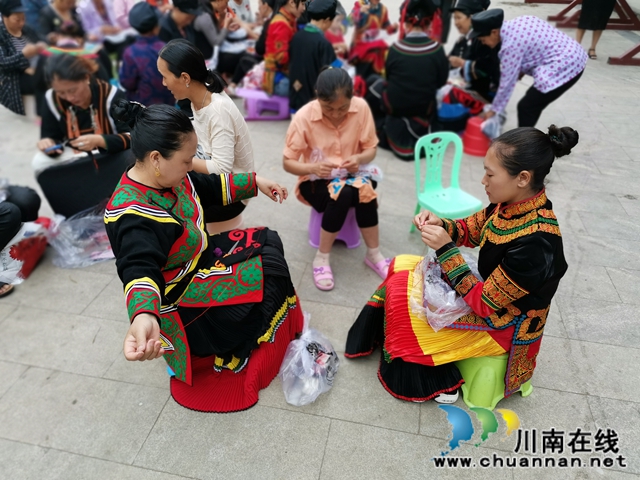 宜宾翠屏区“彝绣技能提升培训”活动织就雷波彝族妇女脱贫之路(图3)
