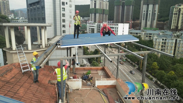 古蔺县综合行政执法局拆除违法建设：消除安全隐患  改善城市容貌(图1)