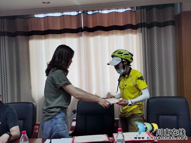 安全食品我配送，食品安全我监督！合江县聘“外卖小哥”任监督员(图1)