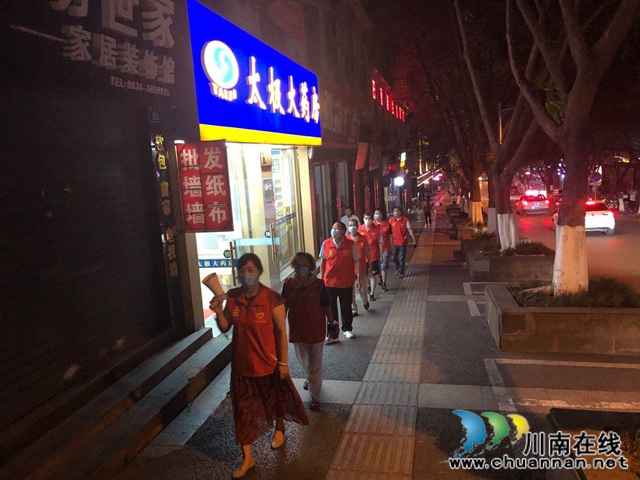 龙马潭区红星街道党员常态化夜间巡逻提升居民安全感(图1)