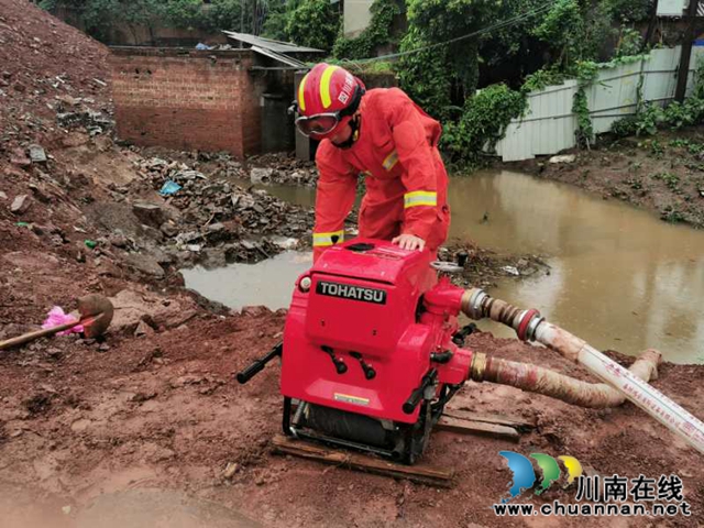 突发强降雨致使居民房被淹  泸州消防紧急救援(图1)