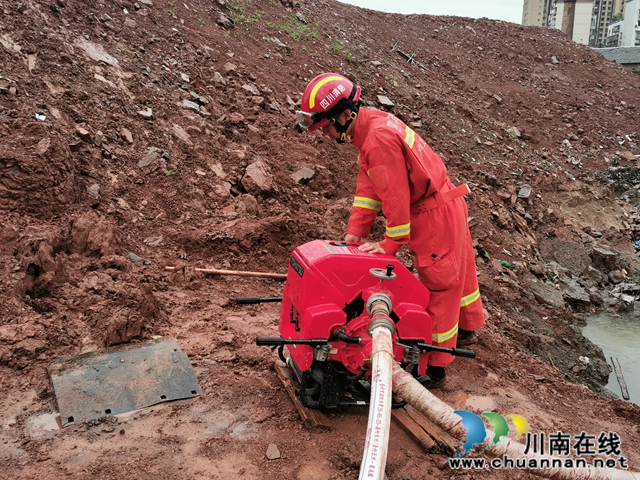 突发强降雨致使居民房被淹  泸州消防紧急救援(图3)