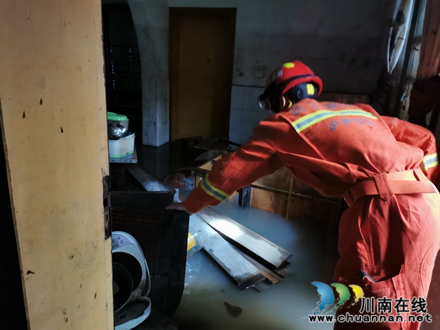 突发强降雨致使居民房被淹  泸州消防紧急救援(图5)
