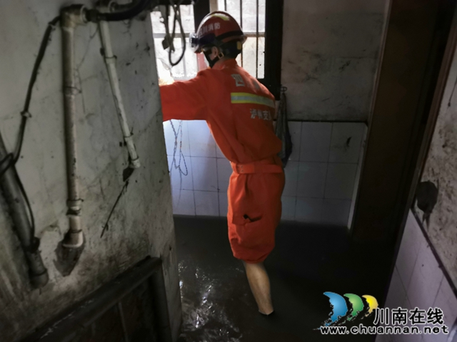 突发强降雨致使居民房被淹  泸州消防紧急救援(图6)