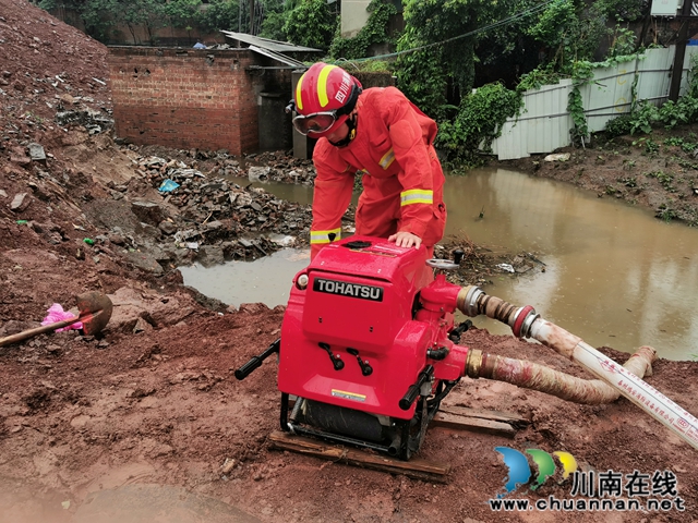 突发强降雨致使居民房被淹  泸州消防紧急救援(图4)