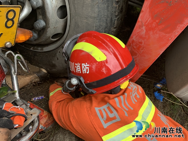 纳溪：两车相撞一人被困 消防队员火速救援(图1)