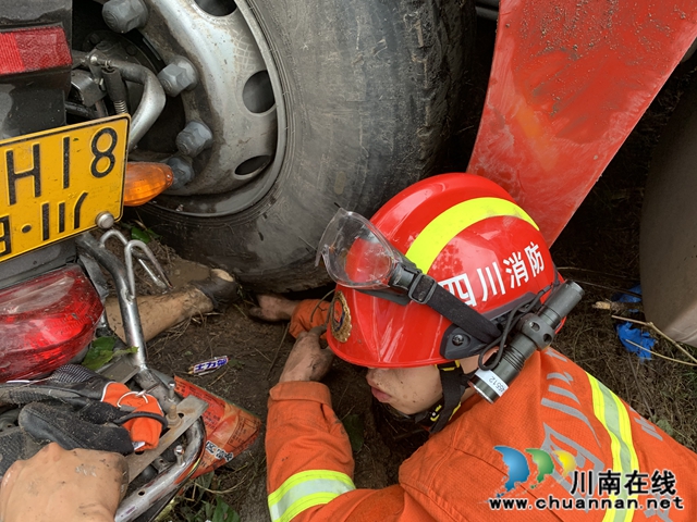 纳溪：两车相撞一人被困 消防队员火速救援(图2)