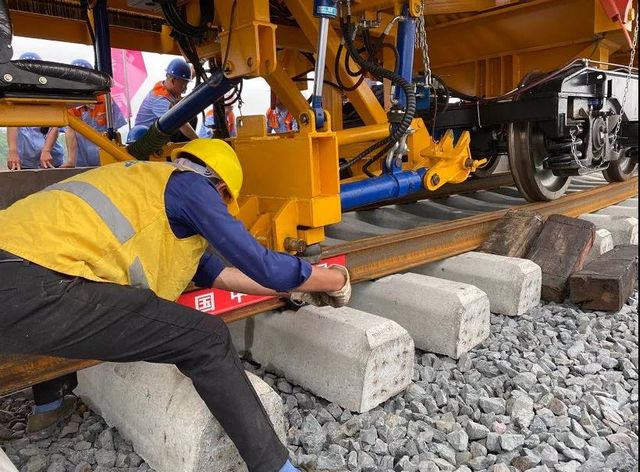 川南城际铁路开始铺轨！内自泸段明年建成通车(图3)