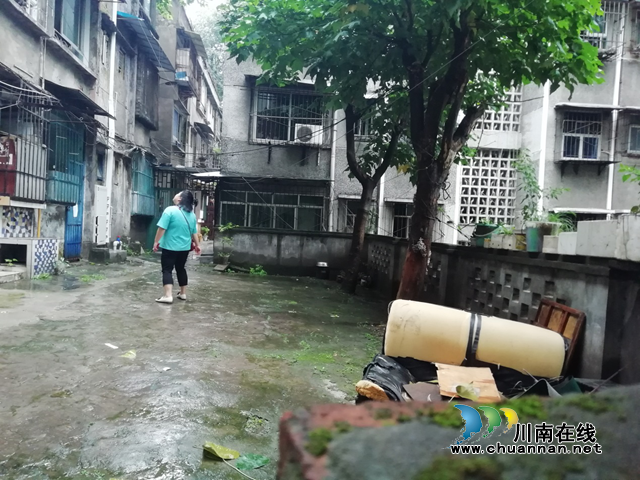 江阳区南街上平社区积极开展雨后安全排查工作(图1)