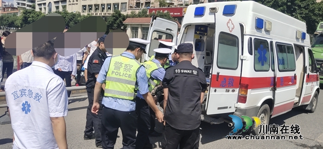 宜宾筠连：男子晕倒在地，交警紧急救助(图1)