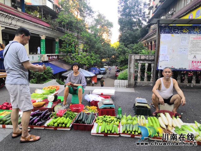 龙马潭区小市街道：小地摊大民生，城市烟火暖人心(图1)