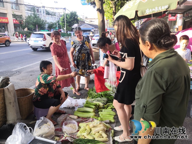 龙马潭区小市街道：小地摊大民生，城市烟火暖人心(图4)