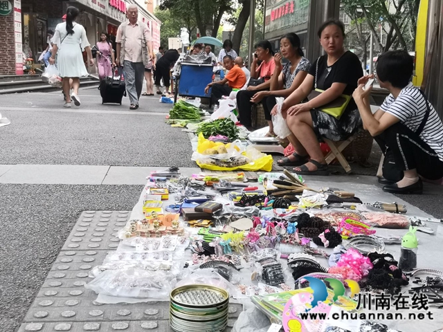 龙马潭区小市街道：小地摊大民生，城市烟火暖人心(图3)