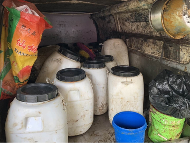 当事人被罚1万元!纳溪查处一起回收“地沟油”违法行为(图2) 当事人被罚1万元!纳溪查处一起回收“地沟油”违法行为(图2)