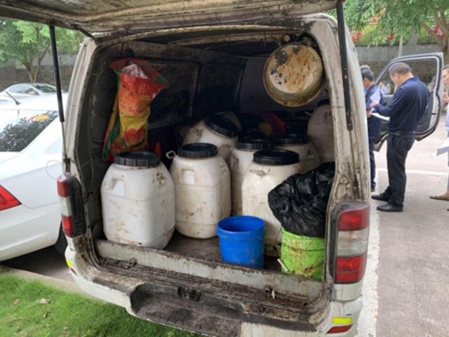 当事人被罚1万元!纳溪查处一起回收“地沟油”违法行为(图1) 当事人被罚1万元!纳溪查处一起回收“地沟油”违法行为(图1)