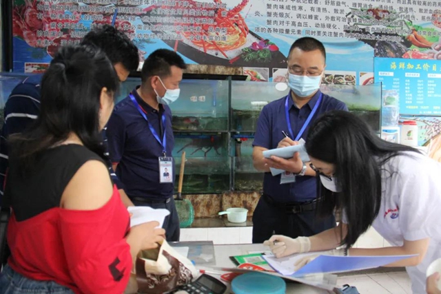 主动出击迅速行动!泸县市场监管局力保海鲜市场食品安全(图1) 主动出击迅速行动!泸县市场监管局力保海鲜市场食品安全(图1)