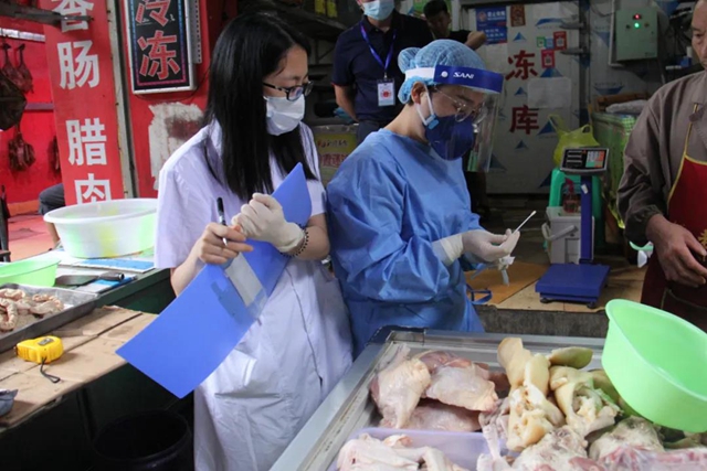 主动出击迅速行动!泸县市场监管局力保海鲜市场食品安全(图2) 主动出击迅速行动!泸县市场监管局力保海鲜市场食品安全(图2)