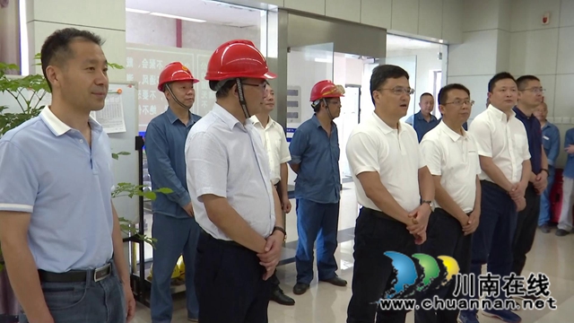 四川省总工会到合江县送清凉(图1)