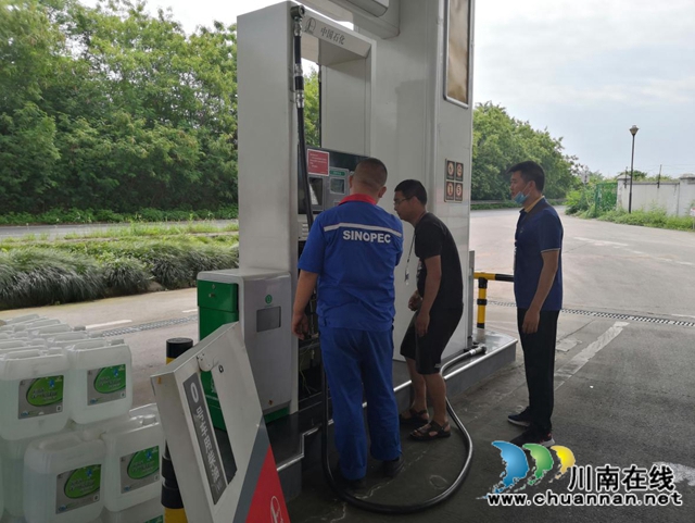 合江县开展成品油经营秩序专项整治行动,加强专项抽检(图2) 合江县开展成品油经营秩序专项整治行动,加强专项抽检(图2)