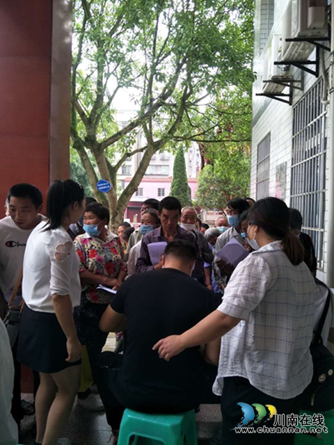 泸县残联到太伏镇开展残疾人集中下沉办证工作(图2)