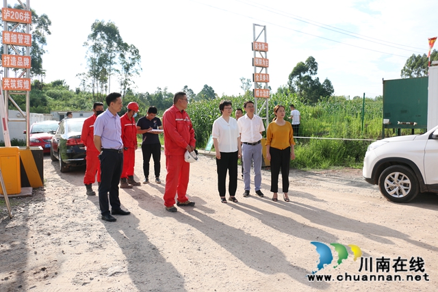 陈佳到泸县潮河镇督导脱贫攻坚、生态环保、安全生产等当前重点工作(图1)