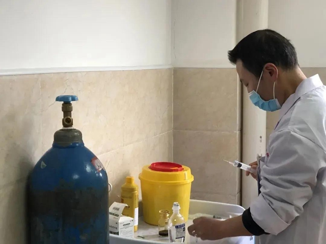 稻城来了个泸州医生,群众求医再不用东奔西走(图2) 稻城来了个泸州医生,群众求医再不用东奔西走(图2)