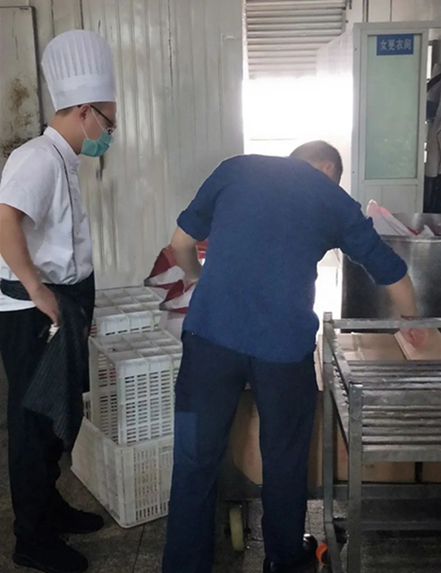 泸州一学校食堂被举报“吃出蟑螂” 市场监管部门立即到场调查(图3)