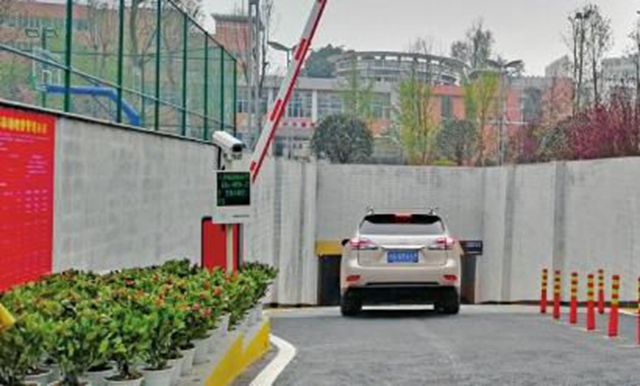 泸州部分社会停车场开启不接触支付停车功能(图1)