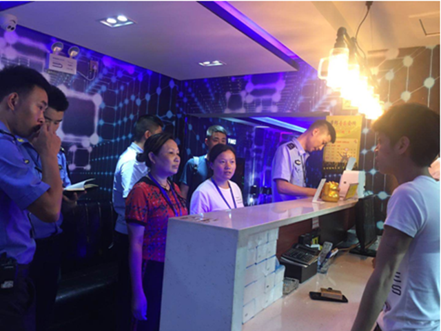 古蔺：夜间“突袭”！专查酒吧、KTV等娱乐场所食品安全(图1)