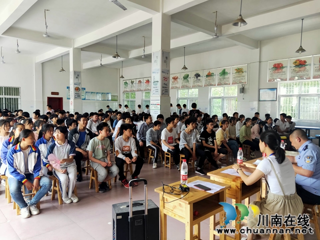 泸县百和镇：道路交通安全专题讲座进校园(图1)