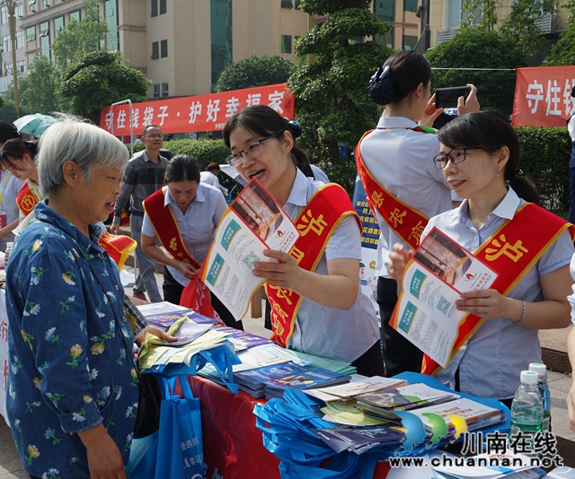 守住消费者“钱袋子” 泸县农商银行多渠道普及金融知识(图2) 守住消费者“钱袋子” 泸县农商银行多渠道普及金融知识(图2)