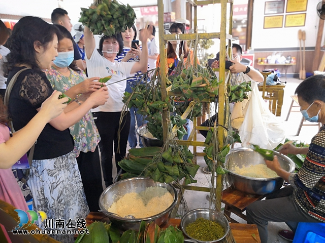 自己亲手包黄粑、做油纸伞、调制国窖1573，爽不爽？(图5)