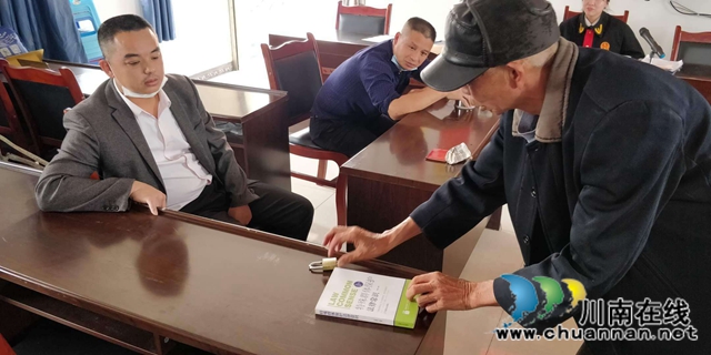 纳溪法院：赡养案结父送书，家风传承入人心(图2)