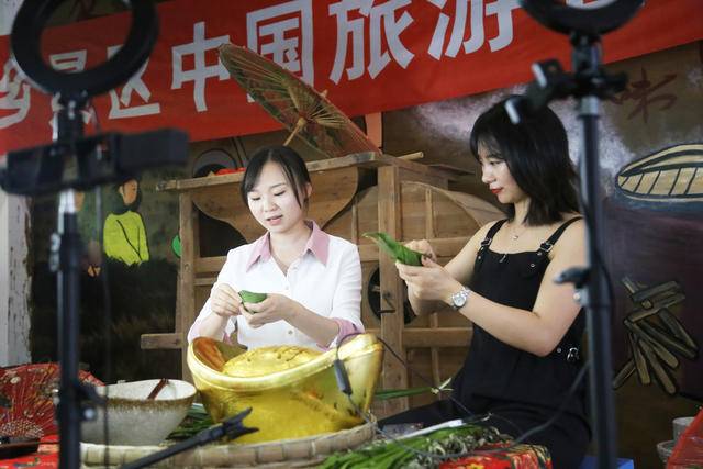 泸州：端午节董允坝伞里古街直播忙(图2)