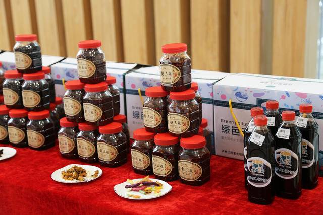 泸州：端午节董允坝伞里古街直播忙(图4)